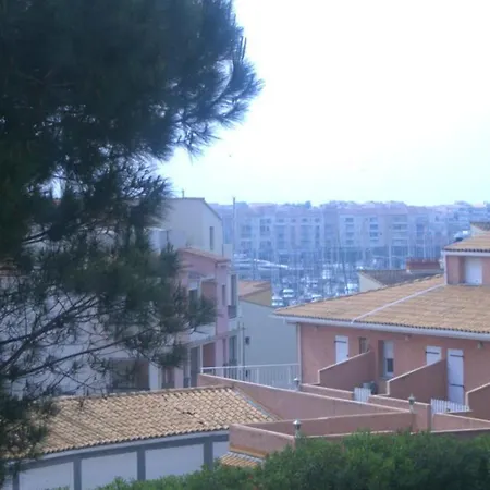 D'une Avec Terrasse Amenagee A A 1 Km De La * Агд